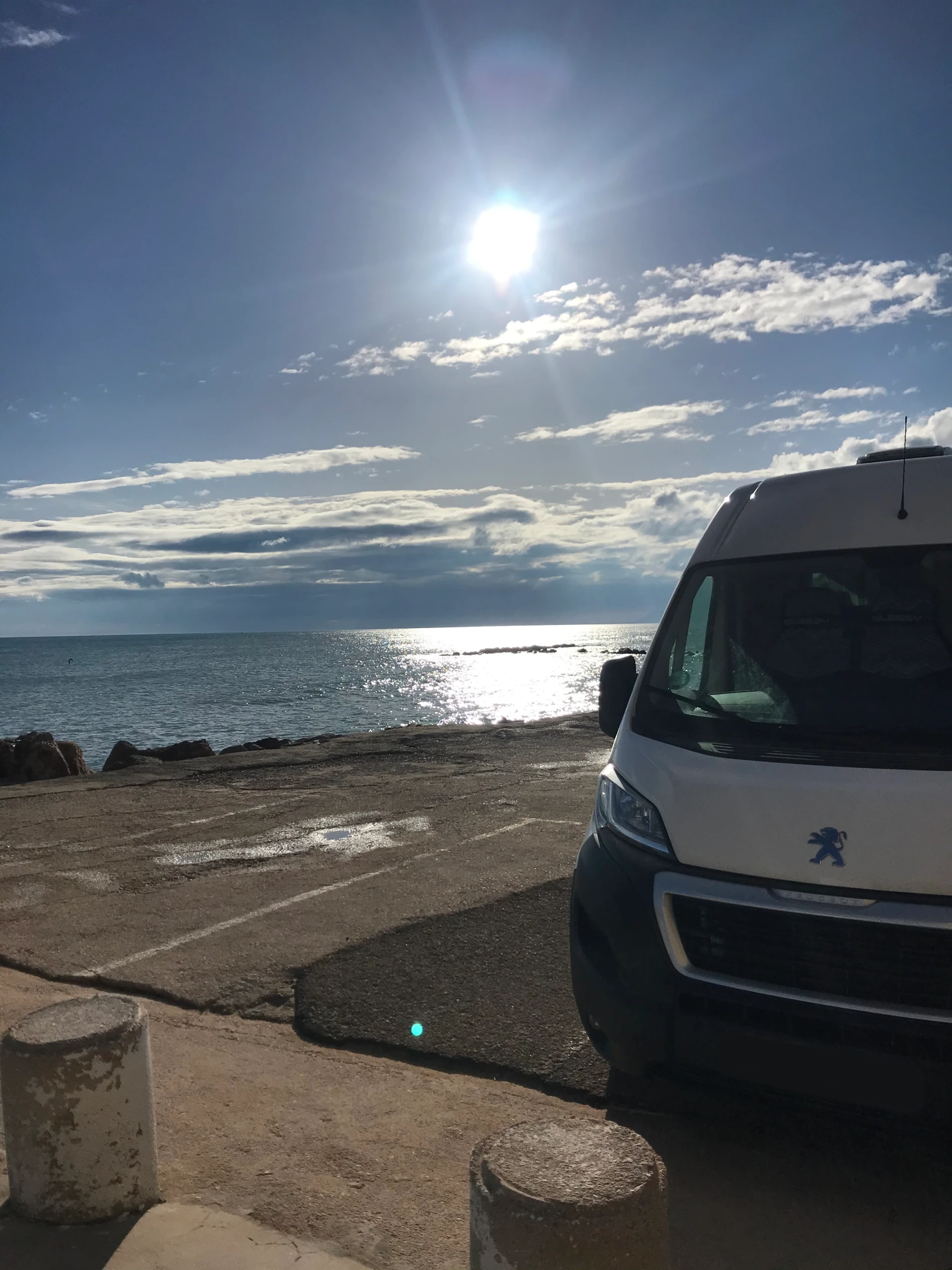 Imagen del banner principal de la pagina de instalaciones de stvans, en ella se puede ver una furgoneta camperizada en un aparcadero de una zona de playa rocosa